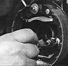  Замена тормозных колодок ручного тормоза на задних дисковых тормозах Toyota Camry